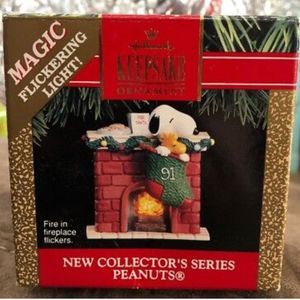 Peanuts Hallmark Keepsake ornament Snoopy Magic flickering Light fireplace 1991